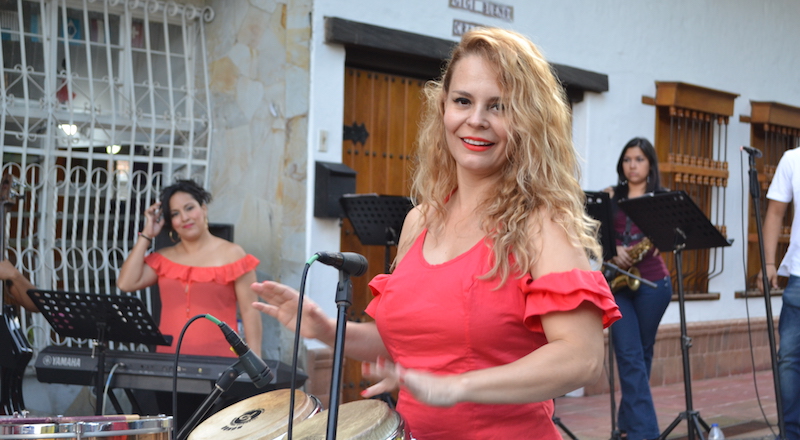 D'Cache all-female salsa group